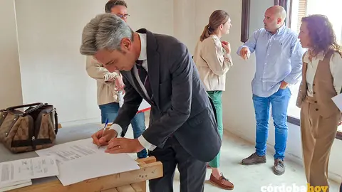 Andr&eacute;s Lorite recepciona las obras de los ba&ntilde;os en la residencia de mayores de Palenciana FOTO DIPUTACI&Oacute;N DE C&Oacute;RDOBA