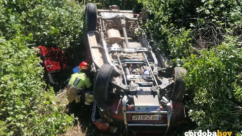 Actuaci&oacute;n de los bomberos de Lucena en un accidente mortal FOTO CONSORCIO PROVINCIAL