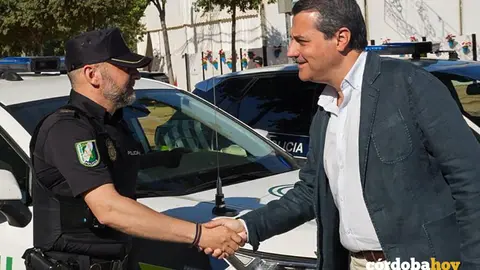 Jos&eacute; Mar&iacute;a Bellido saluda a un agente de la Polic&iacute;a Nacional destacado en la Feria FOTO RETRATOS CDB