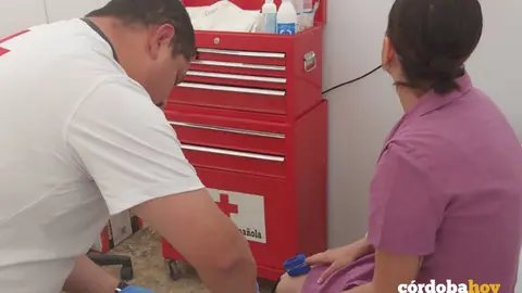 Una de las atenciones llevadas a cabo en el puesto de la Cruz Roja de la Feria FOTO CRUZ ROJA
