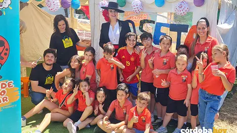 Eva Contador visita la caseta infantil 'El Respiro' en el mercadillo de El Arenal FOTO COMACOR