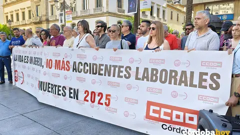 CCOO y UGT se concentran en Las Tendillas por el sexto accidente laboral mortal en lo que va de a&ntilde;o en C&oacute;rdoba FOTO CCOO