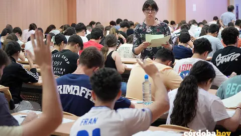 Estudiantes antes de comenzar la primera prueba de Acceso a la Universidad (PAU) 2025, en una imagen de archivo FOTO UCO