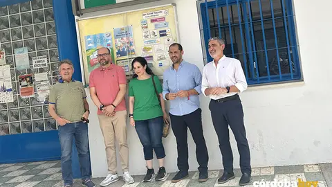 Responsables de IU, ante el CEIP Antonio Machado de Lucena FOTO IU