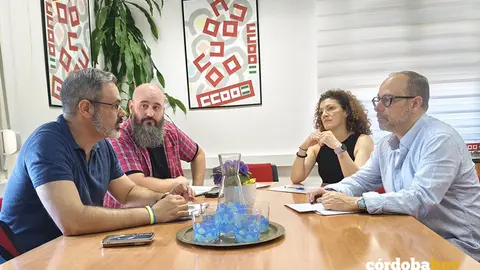Los representantes de CCOO (izquierda) y del PSOE (derecha), durante la reuni&oacute;n en la sede del sindicato.- CCOO