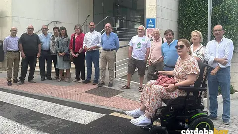 P&eacute;rez y Cubero (centro), ante el Centro de Salud de Do&ntilde;a Menc&iacute;a FOTO IU