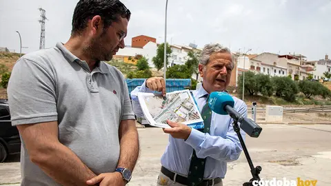 Florentino Santos y Salvador Fuentes, en el lugar donde se van a hacer las obras del colector en Espejo bajo la N-432 FOTO DIPUTACI&Oacute;N DE C&Oacute;RDOBA