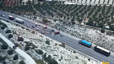 Imagen a&eacute;rea de un accidente por colisi&oacute;n entre dos veh&iacute;culos en una carretera de C&oacute;rdoba, en una imagen de archivo FOTO 061 C&Oacute;RDOBA