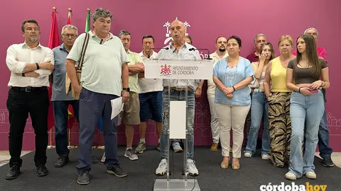 El portavoz del PSOE en el Ayuntamiento de C&oacute;rdoba, Antonio Hurtado, junto a la plataforma vecinal por la gesti&oacute;n desconcentrada de Villarrubia, presidida por Juan Manuel Le&oacute;n FOTO PSOE