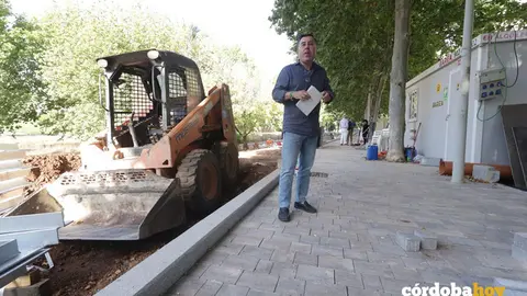 Miguel Ruiz Madruga visita las obras de remodelaci&oacute;n que se est&aacute;n llevando&nbsp;a cabo en las zonas verdes de Madres Ecolapias FOTO AYUNTAMIENTO DE C&Oacute;RDOBA