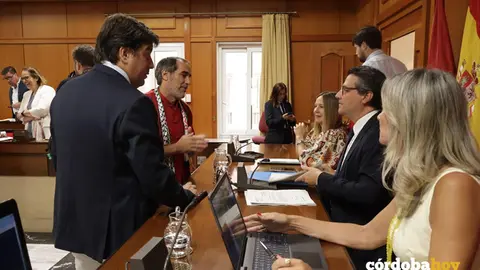 Juan Hidalgo y Jes&uacute;s Coca conversan con Jos&eacute; Mar&iacute;a Bellido antes del inicio del Pleno ordinario de julio FOTO RAFA MELLADO SENIOR