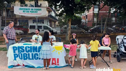 Recogida de firmas en Valdeolleros por una piscina, en una imagen de archivo