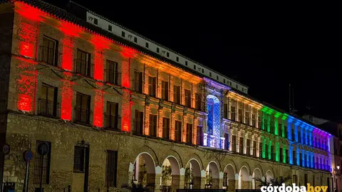 Acto de apoyo al colectivo LGTBI en la Plaza de la Constituci&oacute;n de Baena FOTO AYUNTAMIENTO DE BAENA