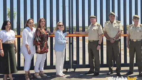 Amparo Valcarce (de azul) en la recepci&oacute;n de la obra de urbanizaci&oacute;n de la BLET FOTO MINISTERIO DE DEFENSA