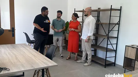 Los diputados provinciales de IU, Irene Ruiz y Jos&eacute; Manuel Cobo (centro), visitan el vivero de empresas de Hinojosa del Duque FOTO IU