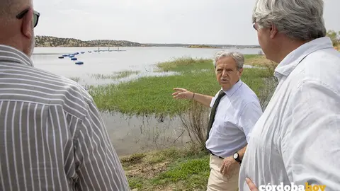 El presidente de la Diputaci&oacute;n de C&oacute;rdoba, Salvador Fuentes, visita el embalse de La Colada, en una imagen de archivo FOTO DIPUTACI&Oacute;N DE C&Oacute;RDOBA