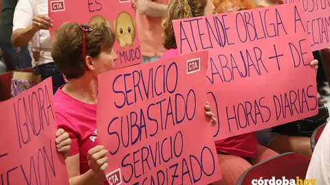 Protesta de las trabajadoras de Ayuda a Domicilio en el &uacute;ltimo Pleno del Ayuntamiento de C&oacute;rdoba FOTO &Aacute;LVARO SANTOS L&Oacute;PEZ