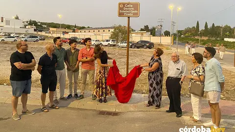 La doctora Soledad Ojeda descubre la placa de la calle con su nombre FOTO AYUNTAMIENTO DE MORILES