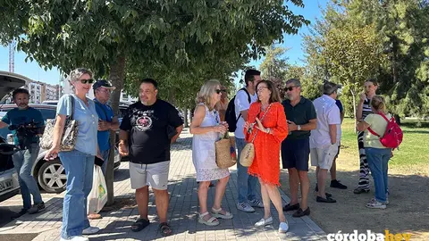 Concentraci&oacute;n de vecinos de Santa Ana de la Albaida afectados por el incendio en la Glorieta Rafael Rivas