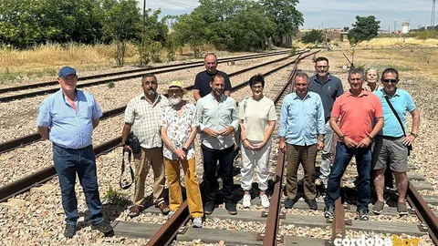 Enrique Santiago (con camisa de manga larga azul) en Pe&ntilde;arroya-Pueblonuevo FOTO IU