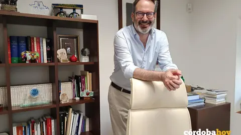 El delegado del Gobierno andaluz en C&oacute;rdoba, Adolfo Molina, en su despacho FOTO EUROPA PRESS