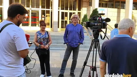 Lourdes Mart&iacute;nez y Manuel Ortega, de Nodo Corduba, ante el Ayuntamiento FOTO NODO CORDUBA