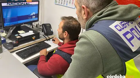 Imagen de recurso de dos agentes buscando informaci&oacute;n de un caso en el ordenador FOTO POLIC&Iacute;A NACIONAL