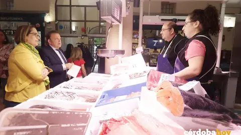 Juli&aacute;n Urbano (izquierda) y Blanca Torrent, en el Mercado de La Corredera FOTO AYUNTAMIENTO DE C&Oacute;RDOBA
