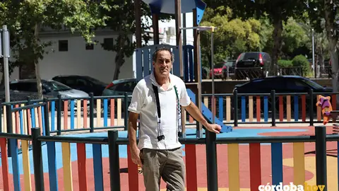 Juan Hidalgo, en uno de los parques infantiles de C&oacute;rdoba FOTO HACEMOS C&Oacute;RDOBA