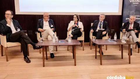 La teniente de alcalde de Econom&iacute;a y Empleo del Ayuntamiento de C&oacute;rdoba y presidenta del Imdeec, Blanca Torrent (centro), participa en el encuentro FOTO AYUNTAMIENTO DE C&Oacute;RDOBA