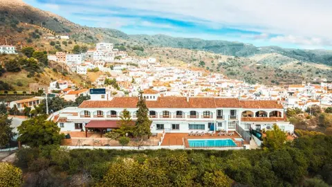  Buscar ayuda y apostar por un cambio real es mucho m&aacute;s f&aacute;cil si se hace en el entorno adecuado, de la mano de un equipo profesional y con opciones adaptadas a cada persona y familia. Es justo lo que aporta <a href="https://montealminara.com/">Montealminara</a><a href="https://montealminara.com/">, centro de desintoxicaci&oacute;n en M&aacute;laga</a>, un referente nacional por su enfoque integral, sus instalaciones exclusivas y su trato cercano y humano. Este modelo de excelencia y acompa&ntilde;amiento tambi&eacute;n est&aacute; disponible en Almer&iacute;a, con un nuevo centro ambulatorio ampliando el compromiso con el bienestar y la salud mental en Andaluc&iacute;a.<br>Tres centros para acompa&ntilde;ar cada fase del tratamiento<br><br>Montealminara ofrece a sus pacientes tres espacios, cada uno pensado para cubrir diferentes necesidades en el proceso de recuperaci&oacute;n:<br>Centro de ingreso en Moclinejo (M&aacute;laga): en plena naturaleza, entre el mar y la monta&ntilde;a, este centro de ingreso para el tratamiento de adicciones asegura privacidad, calma y atenci&oacute;n las 24 horas, con habitaciones amplias y suites, piscina y espacios de descanso donde la recuperaci&oacute;n es la prioridad.<br>Centros ambulatorios en M&aacute;laga capital y Almer&iacute;a: pensados para quienes requieren compatibilizar la terapia con su vida diaria, o como opci&oacute;n de seguimiento tras la desintoxicaci&oacute;n inicial. Ubicaci&oacute;n c&eacute;ntrica y discreta, manteniendo siempre la profesionalidad y cercan&iacute;a Montealminara. Disponibles en M&aacute;laga y Almer&iacute;a.<br>Un tratamiento de adicciones personalizado en Andaluc&iacute;a<br>Sea residencial o ambulatorio, el programa de Montealminara se dise&ntilde;a a medida. Incluye terapias individuales y grupales, seguimiento m&eacute;dico y psicol&oacute;gico, apoyo familiar y reinserci&oacute;n social, siempre con confidencialidad y herramientas efectivas para recuperar la vida del paciente.<br>En su web puedes consultar galer&iacute;as de fotos de las instalaciones y del entorno de Moclinejo, as&iacute; como opiniones y testimonios en v&iacute;deo de pacientes, para conocer de cerca la experiencia en Montealminara.<br>Montealminara ofrece una atenci&oacute;n continua y cercana durante todo el proceso terap&eacute;utico. Ya sea en modalidad residencial o ambulatoria, cada persona cuenta con un equipo profesional estable que la acompa&ntilde;a desde el primer d&iacute;a, facilitando la adaptaci&oacute;n al tratamiento y fortaleciendo la confianza. Este enfoque humano y personalizado es una de las claves que valoran m&aacute;s las familias y pacientes que han pasado por el centro.<br>Privacidad, acompa&ntilde;amiento y resultados<br><br>La privacidad, la atenci&oacute;n cercana y la profesionalidad distinguen el trabajo de Montealminara. El paciente y su familia se sienten acompa&ntilde;ados desde el primer momento, con un trato humano y entornos reservados y seguros.<br>Un modelo de &eacute;xito para volver a empezar<br><br>Escoger Montealminara, centro de desintoxicaci&oacute;n en M&aacute;laga, es m&aacute;s que elegir un centro donde comenzar una recuperaci&oacute;n: es apostar por una transformaci&oacute;n real, donde el bienestar, la salud y el apoyo humano marcan la diferencia con respecto al resto. Para quienes desean recuperar el control y dejar atr&aacute;s la adicci&oacute;n, el primer paso est&aacute; en un entorno seguro, profesional y exclusivo donde la recuperaci&oacute;n es posible y se vive cada d&iacute;a con esperanza y cercan&iacute;a. Elige experiencia y profesionalidad en el <a href="https://montealminara.com/tratamiento-adicciones-malaga/">tratamiento de adicciones en M&aacute;laga</a>, elige Montealminara.<br>Adem&aacute;s de su labor asistencial, Montealminara trabaja activamente en la concienciaci&oacute;n social sobre las adicciones, promoviendo charlas, encuentros con familias y campa&ntilde;as informativas. Su compromiso va m&aacute;s all&aacute; del tratamiento, apostando por una sociedad m&aacute;s informada, emp&aacute;tica y libre de estigmas, donde pedir ayuda no solo es posible, sino tambi&eacute;n valorado. 