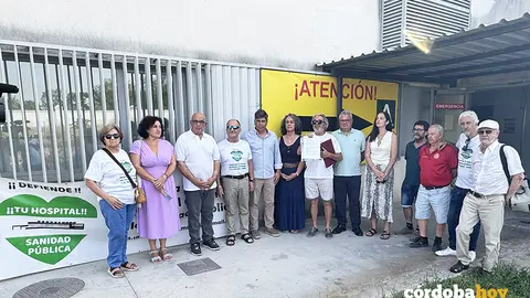Concentraci&oacute;n a las puertas del Hospital de Montilla FOTO AYUNTAMIENTO DE MONTILLA
