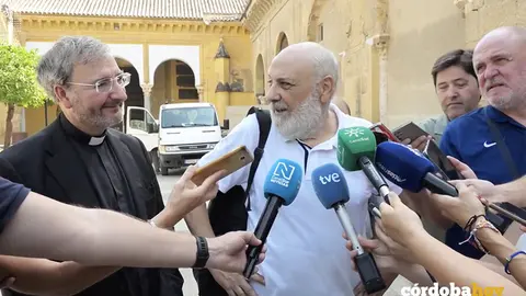 El presidente de Icomos Espa&ntilde;a, Juan Carlos Molina, junto con el de&aacute;n-presidente del Cabildo, Joaqu&iacute;n Alberto Nieva IMAGEN CABILDO CATEDRAL