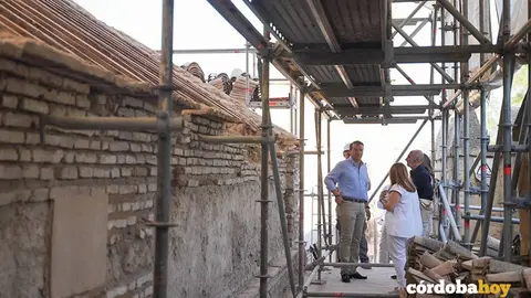 Bellido (de azul), durante su visita a las obras de restauraci&oacute;n en el Alc&aacute;zar de los Reyes Cristianos FOTO AYUNTAMIENTO DE C&Oacute;RDOBA
