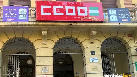 Los dos contadores en la fachada de la sede de CCOO de C&oacute;rdoba FOTO CCOO