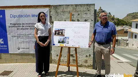 Marta Siles y Lope Ruiz, en la presentaci&oacute;n de las obras de cinco viviendas de protecci&oacute;n oficial en Izn&aacute;jar FOTO DIPUTACI&Oacute;N DE C&Oacute;RDOBA