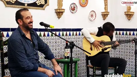Juan Antonio 'El Claus' con la Guitarra de Ni&ntilde;o Selu FOTO C&Oacute;RDOBA FM TV