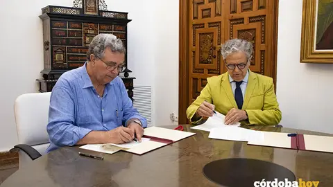 El presidente de la instituci&oacute;n provincial, Salvador Fuentes, firmando el convenio con la Real Academia de Ciencias, Bellas Letras y Nobles Artes FOTO DIPUTACION DE CORDOBA