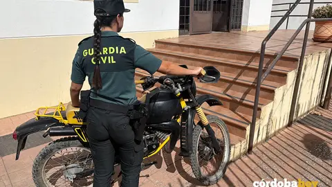 Agente de la Guardia Civil de Pozoblanco con el veh&iacute;culo intervenido FOTO GUARDIA CIVIL
