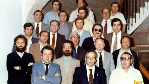 El exconcejal socialista de La Rambla y sindicalista hist&oacute;rico de UGT Manuel Ariza (segunda fila a la izquierda con chaqueta marr&oacute;n) con compa&ntilde;eros suyos de Corporaci&oacute;n de 1977 y 1979 FOTO PSOE