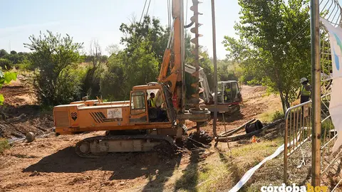 Obras de la pasarela en el Parque de Levante FOTO AYUNTAMIENTO DE C&Oacute;RDOBA