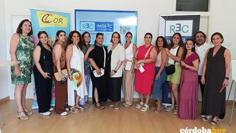 Blanca Torrent (centro) con las 12 mujeres de Comacor formadas y con Antonio Torcuato FOTO AYUNTAMIENTO DE C&Oacute;RDOBA