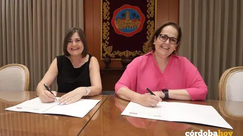 Marina Borrego y Blanca Torrent, en la firma del convenio FOTO RAFA MELLADO SENIOR