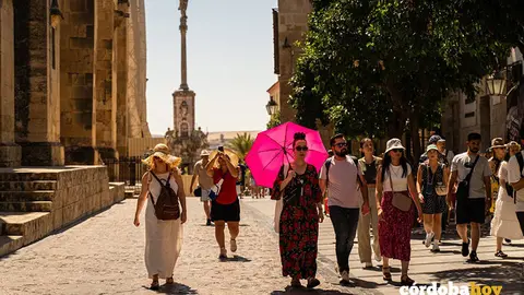 Turistas en el entorno de la Mezquita-Catedral de C&oacute;rdoba, en una imagen de archivo FOTO GUILLERMO MORALES / EUROPA PRESS
