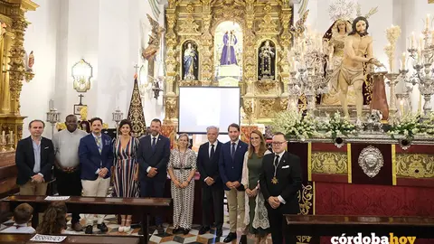 Imagen de familia de la Diputaci&oacute;n de C&oacute;rdoba junto a la imagen restaurada de Nuestro Padre Jes&uacute;s Amarrado a la Columna de Cabra FOTO DIPUTACI&Oacute;N DE C&Oacute;RDOBA