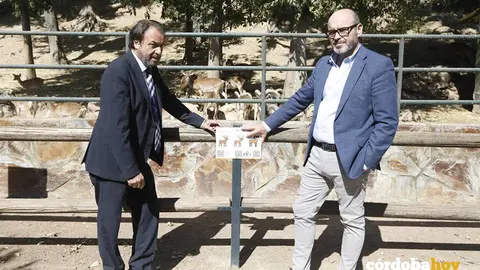Daniel Garc&iacute;a-Ibarrola y Bernardo Jordano ante uno de los carteles adaptados del Zoo FOTO AYUNTAMIENTO DE C&Oacute;RDOBA