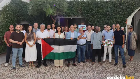 Rafi Cresp&iacute;n, Antonio Hurtado, concejales, diputados provinciales, miembros de Juventudes Socialistas y representantes del Instituto Halal posan con la bandera palestina.- PSOE
