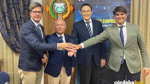 Jos&eacute; Carlos G&oacute;mez Villamandos (segundo por la derecha) en la firma del convenio entre la Junta y agentes comerciales FOTO JUNTA