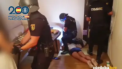 Una de las personas detenidas en la Operaci&oacute;n Santero contra la droga en C&oacute;rdoba FOTO V&Iacute;DEO DE LA POLIC&Iacute;A NACIONAL