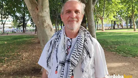 Peter Jancsy con su pa&ntilde;uelo palestino al cuello